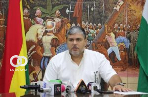 El presidente cívico, Fernando Larach, en rueda de prensa. Foto. Comité pro Santa Cruz