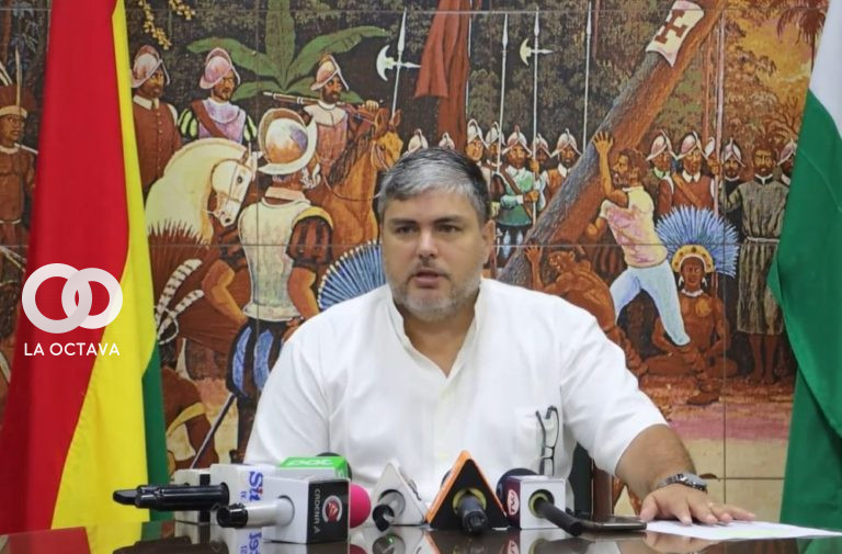 El presidente cívico, Fernando Larach, en rueda de prensa. Foto. Comité pro Santa Cruz