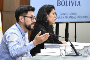El viceministro interino de Pensiones y Servicios Financieros, Franz Apaza, en conferencia de prensa.