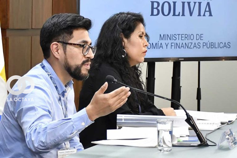 El viceministro interino de Pensiones y Servicios Financieros, Franz Apaza, en conferencia de prensa.