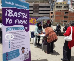 Mesa de recolección de firmas para la reforma judicial.