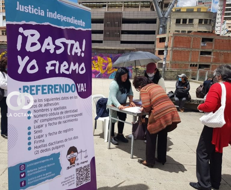 Mesa de recolección de firmas para la reforma judicial.