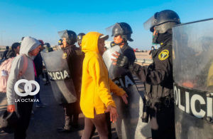 Policías peruanos impiden el ingreso a Perú, cerca de la sureña ciudad peruana de Tacna.