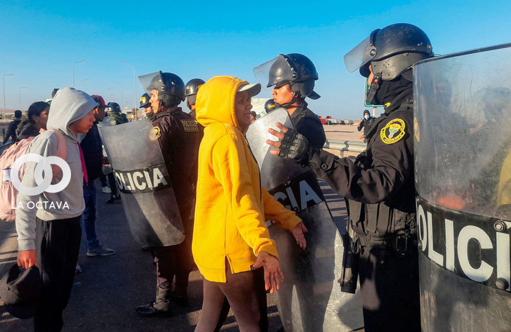 Policías peruanos impiden el ingreso a Perú, cerca de la sureña ciudad peruana de Tacna.