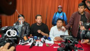 Representantes del magisterio urbano en rueda de prensa.