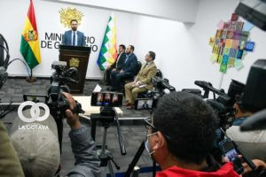 Carlos Eduardo del Castillo, Ministro de Gobierno, posesionó al nuevo viceministerio de Regimen Interior, Jhonny Aguilera. Foto: MinGo