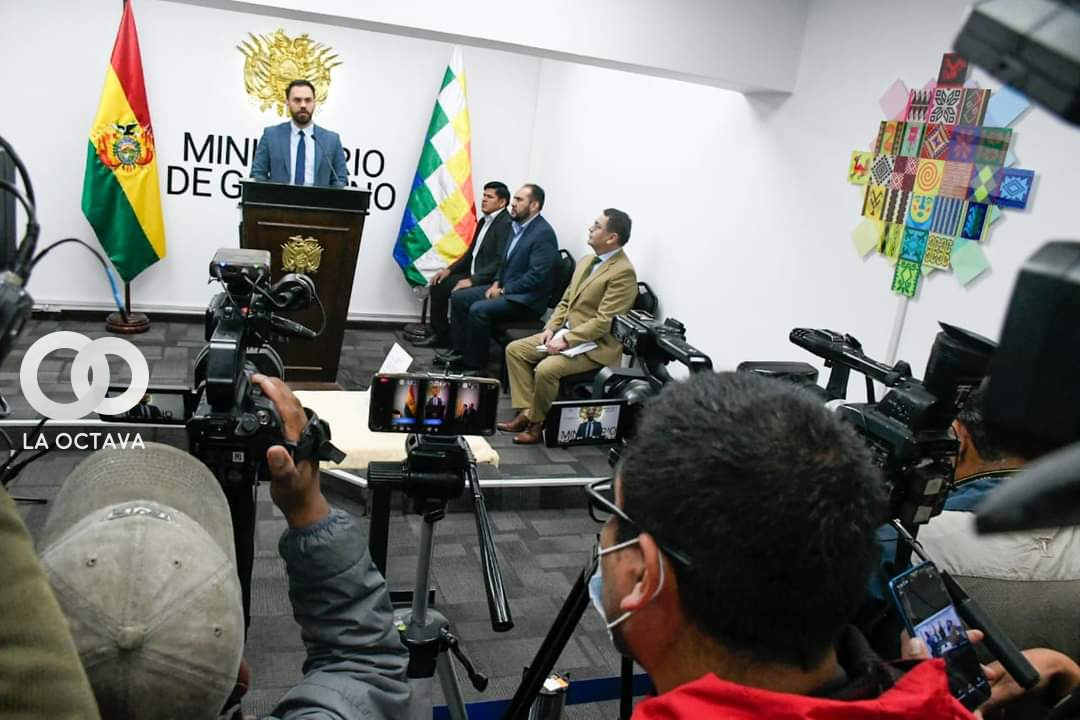 Carlos Eduardo del Castillo, Ministro de Gobierno, posesionó al nuevo viceministerio de Regimen Interior, Jhonny Aguilera. Foto: MinGo