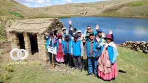 Autoridades municipales, emprendedores y comunarios en la caminata en Siete Lagunas de Hampaturi. Foto: GAMLP