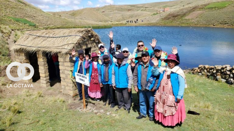 Autoridades municipales, emprendedores y comunarios en la caminata en Siete Lagunas de Hampaturi. Foto: GAMLP