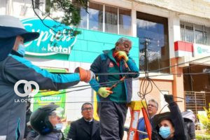 En la calle 21 de Calacoto el alcalde Iván Arias procede a cortar un cable en desuso para su posterior recojo. Foto: AMUN.