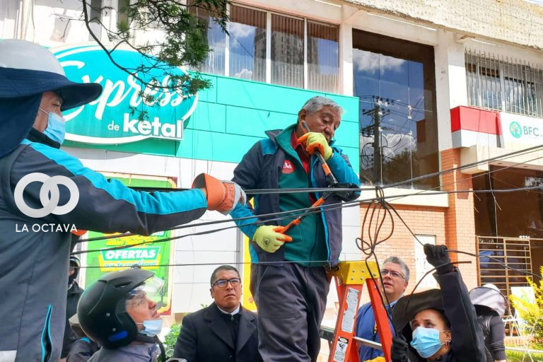 En la calle 21 de Calacoto el alcalde Iván Arias procede a cortar un cable en desuso para su posterior recojo. Foto: AMUN.