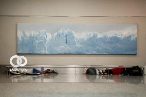 Hombres sin vivienda durmiendo en el aeropuerto Jorge Newbery de Buenos Aires. Foto: SantaMaria