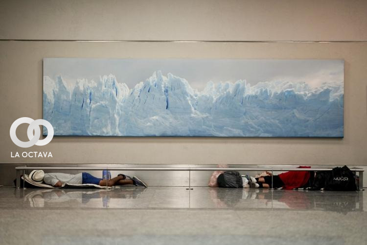 Hombres sin vivienda durmiendo en el aeropuerto Jorge Newbery de Buenos Aires. Foto: SantaMaria