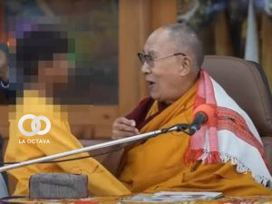 Un niño le pidió un abrazo al Dali Lama y el líder religioso le dio un beso en la boca. Foto: RRSS