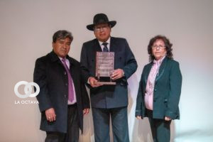 Luis Oporto Ordóñez, presidente de la Fundación Cultural del Banco Central de Bolivia (FCBCB) con su reconocimiento. Foto: ITC-LP