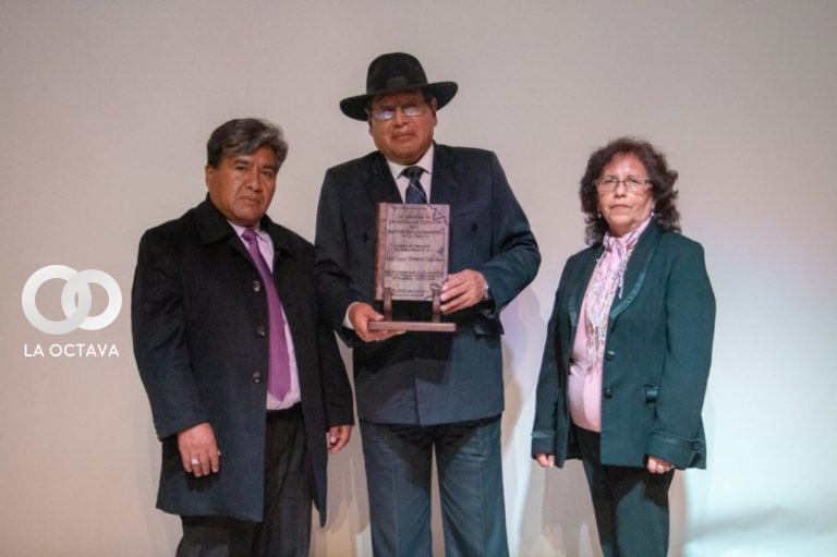 Luis Oporto Ordóñez, presidente de la Fundación Cultural del Banco Central de Bolivia (FCBCB) con su reconocimiento. Foto: ITC-LP