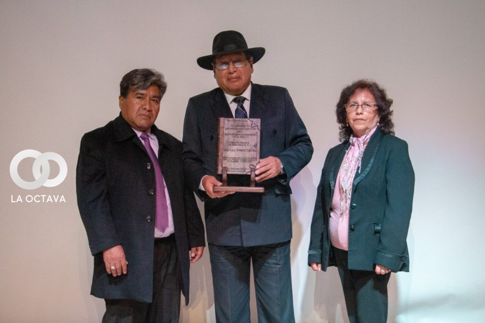  Luis Oporto Ordóñez, presidente de la Fundación Cultural del Banco Central de Bolivia (FCBCB) con su reconocimiento. Foto: ITC-LP