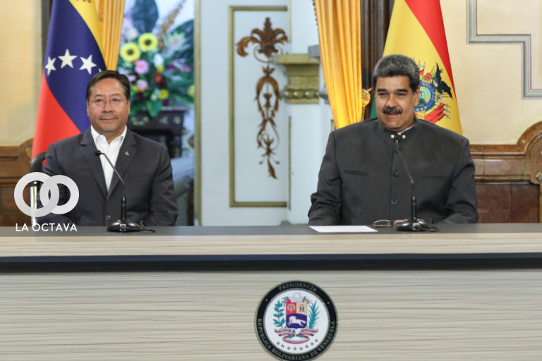 Arce y Maduro durante el acto de firma de acuerdos. Foto: mppre.gob.ve