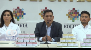 Ministro de Salud,, Jeyson Auza, presentando el antídoto contra el veneno de alacrán. Foto: Captura de video