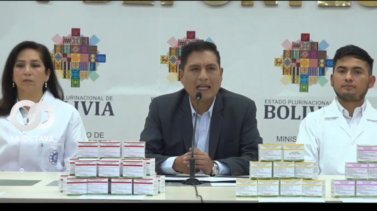 Ministro de Salud,, Jeyson Auza, presentando el antídoto contra el veneno de alacrán. Foto: Captura de video