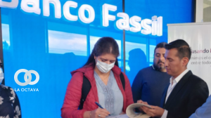 Notificación de la ASFI entregada a la gerente de Finanzas del Banco Fassil. Foto: ASFI