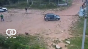 Vagoneta azul intervenida del cual fugaron los dos ocupantes luego de abatir a un policía. Foto: ANF
