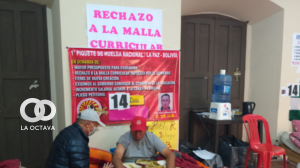 Un médico revisa a uno de los maestros en huelga. Foto: ANF