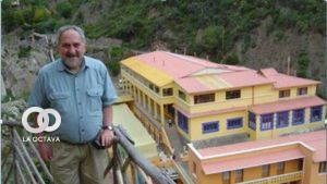 El jesuita Alfonso Pedrajas, en una de sus visitas al balneario de Urmiri, en Bolivia, unos años antes de morir. Foto: El País