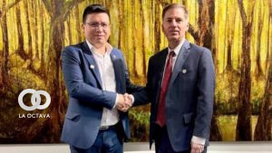 Sergio Cusicanqui, Ministro de Planificación, con el directivo de un organismo externo. Foto:Ministerio de Planificación