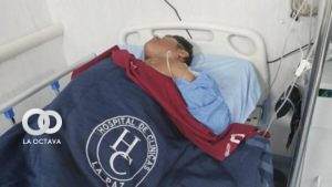 César Apaza, en una camilla del Hospital de Clínicas. Foto: P7