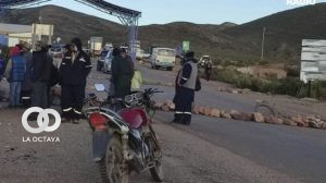 Bloqueo de Nor Chichas en la carretera Tupiza - Cotagaita. Foto: Radio La 92.7 FM