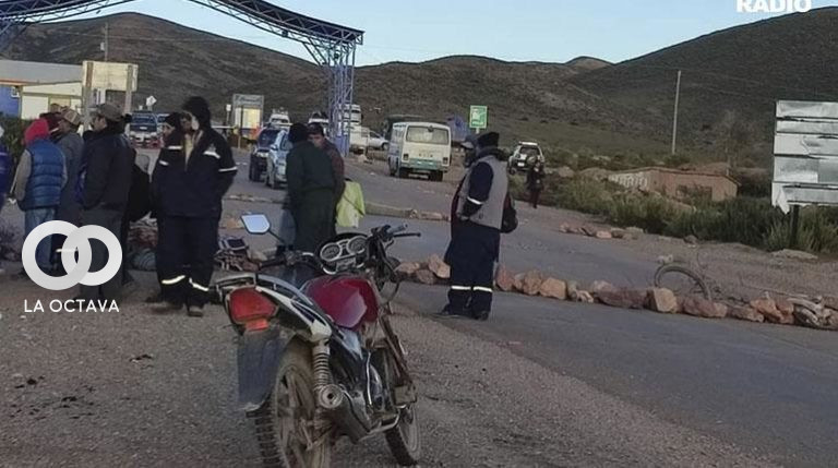 Bloqueo de Nor Chichas en la carretera Tupiza - Cotagaita. Foto: Radio La 92.7 FM
