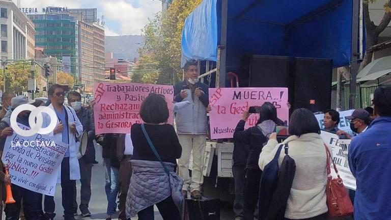 Mitin de jubilados y trabajadores del sector salud frente al Ministerio de Economía. Foto: P7