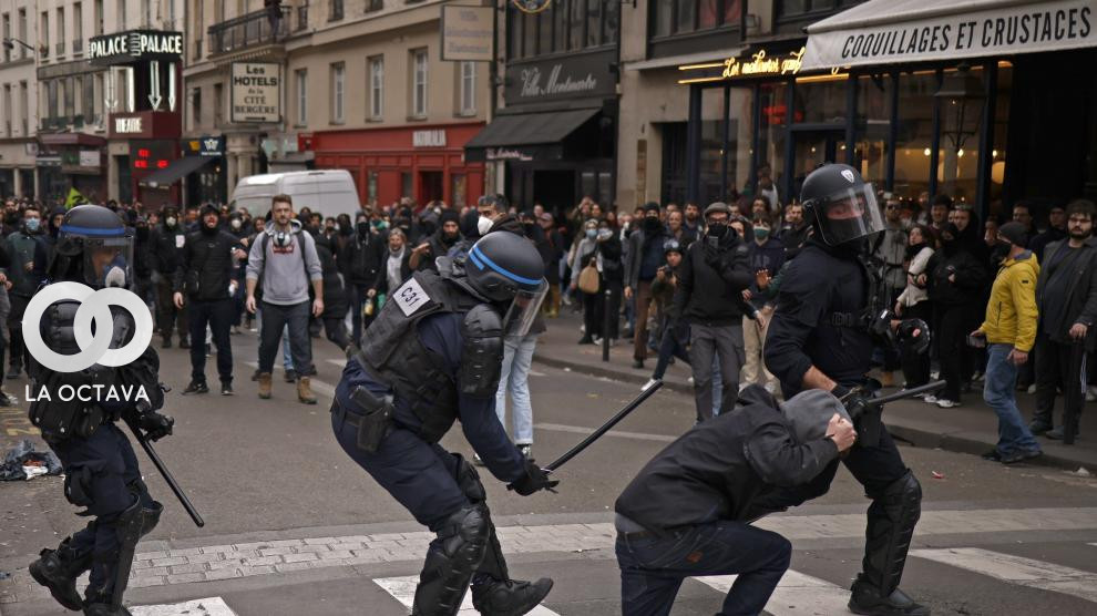 Control de efectivos policiales a los disturbios en Francia.
