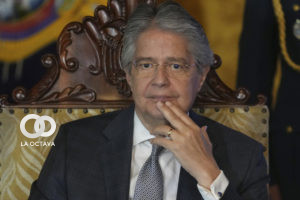 El presidente ecuatoriano Guillermo Lasso asiste a una ceremonia para anunciar reformas tributarias en el palacio de gobierno en Quito, Ecuador, el jueves 11 de mayo de 2023. (AP Foto/Dolores Ochoa)