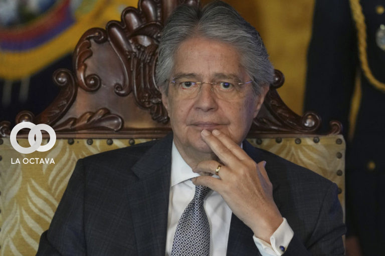 El presidente ecuatoriano Guillermo Lasso asiste a una ceremonia para anunciar reformas tributarias en el palacio de gobierno en Quito, Ecuador, el jueves 11 de mayo de 2023. (AP Foto/Dolores Ochoa)