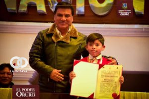 Gobernador de Oruro brinda reconocimientos, foto: Oruro.gob.bo