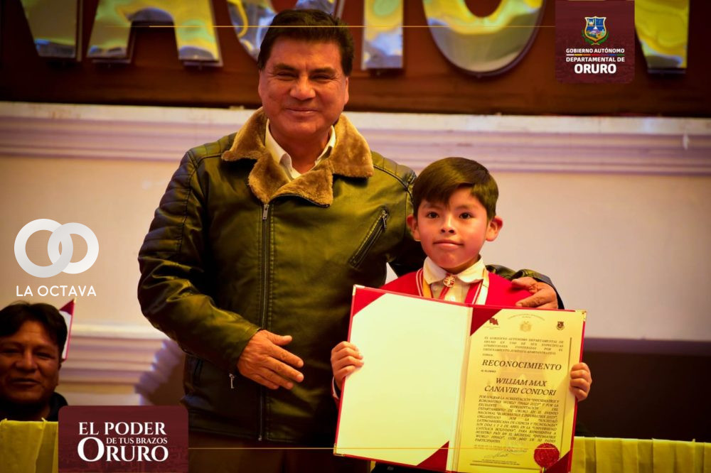 Gobernador de Oruro brinda reconocimientos, foto: Oruro.gob.bo