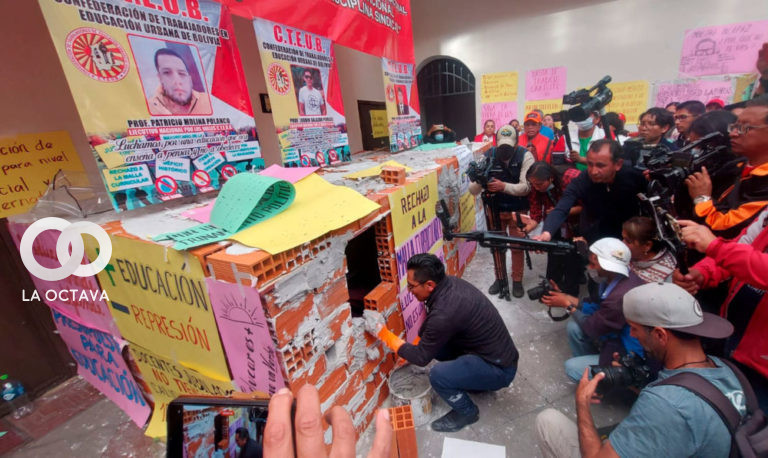 Medida de presión se cumple en la Federación de Maestros de La Paz.