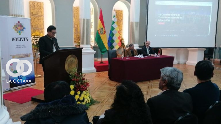 Ministro de Relaciones Exteriores hace la entrega de página web.