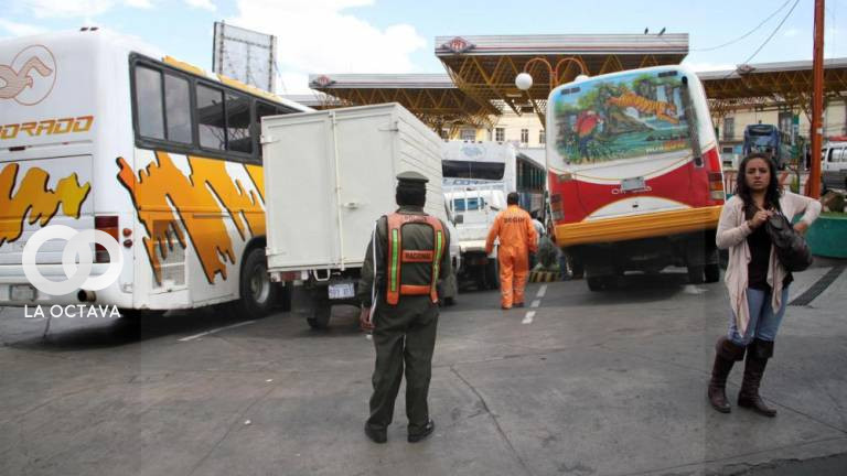 Imagen referencial de surtidores, donde buses esperan cargar diésel, en La Paz. Foto: P7