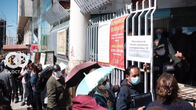 Personas esperan a ser atendidas en puertas de la AFP Futuro. Foto: p7