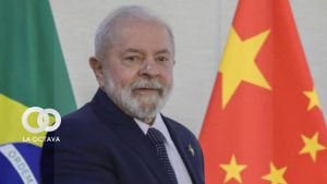 Lula da Silva con la bandera de China, durante un acto oficial. Foto: AFP