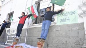 Representantes del magisterio urbano se crucifican, en La Paz. Foto: P7