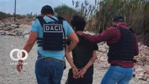 Una foto referencial de la captura de una persona, que realizan uniformados de la Policía. Foto: Policía Boliviana