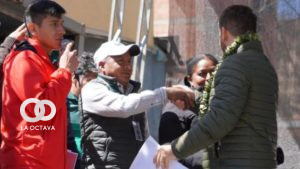 Vicepresidente de Adepcoca, Reynaldo Laura, le da la mano al ministro Eduardo Del Castillo. Foto: Ministerio de Gobierno