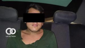 El joven de 23 años permanece en un vehículo de la Policía, luego de dar con su paradero, en el Trópico de Cochabamba. Foto: Twitter Eduardo del Castillo