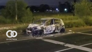 El vehículo que atropelló al boliviano y que fue incinerado por sus amigos, en Asunción. Foto: Captura de Última Hora