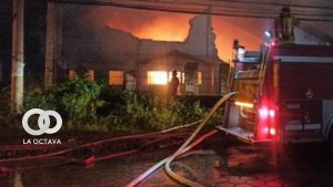 Un grupo de bomberos apaga el fuego en depósito del Parque Industrial, en Santa Cruz. Foto: El Deber
