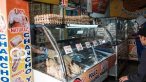 Venta de pollo, carne , verduras entre otros alimentos en el mercado Rodriguez. Foto: P7